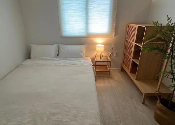 5min To Hongdae,itaewon,ktx&sleeps 8&central Bed and breakfast 4*