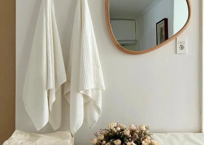 5min To Hongdae,itaewon,ktx&sleeps 8&central Bed and breakfast Seúl