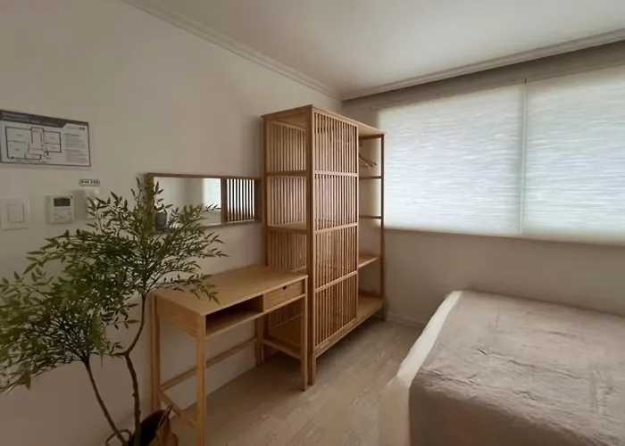 5min To Hongdae,itaewon,ktx&sleeps 8&central Bed and breakfast 4*