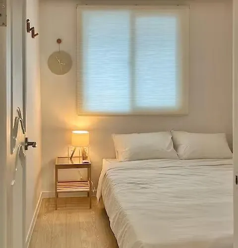 5min To Hongdae,itaewon,ktx&sleeps 8&central Bed and breakfast Seúl