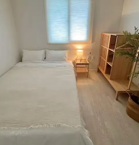 Bed and breakfast 5min To Hongdae,itaewon,ktx&sleeps 8&central