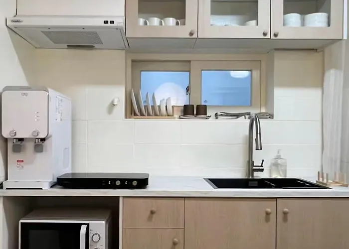 5min To Hongdae,itaewon,ktx&sleeps 8&central Bed and breakfast